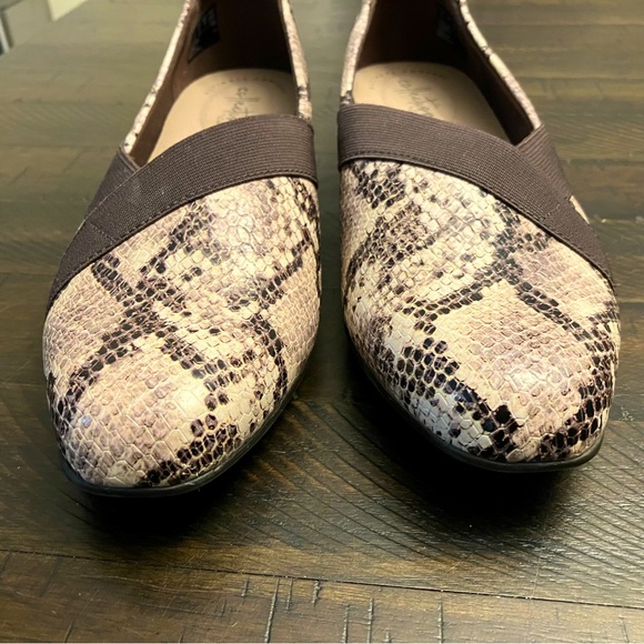 Clarks Taupe snake shoes - Picture 2 of 5